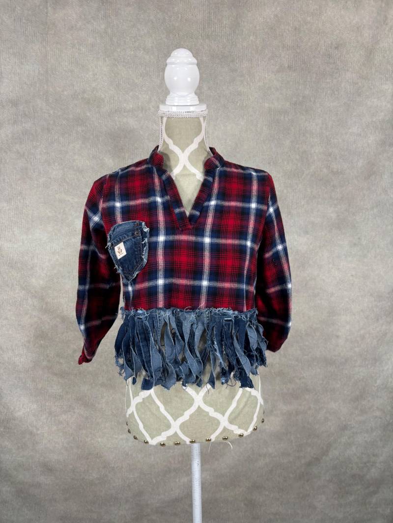 Upcycled Karierte Bluse Mit Ausgefranstem Fransen-Jeansband - S/M von PieceByPeaceCanadian