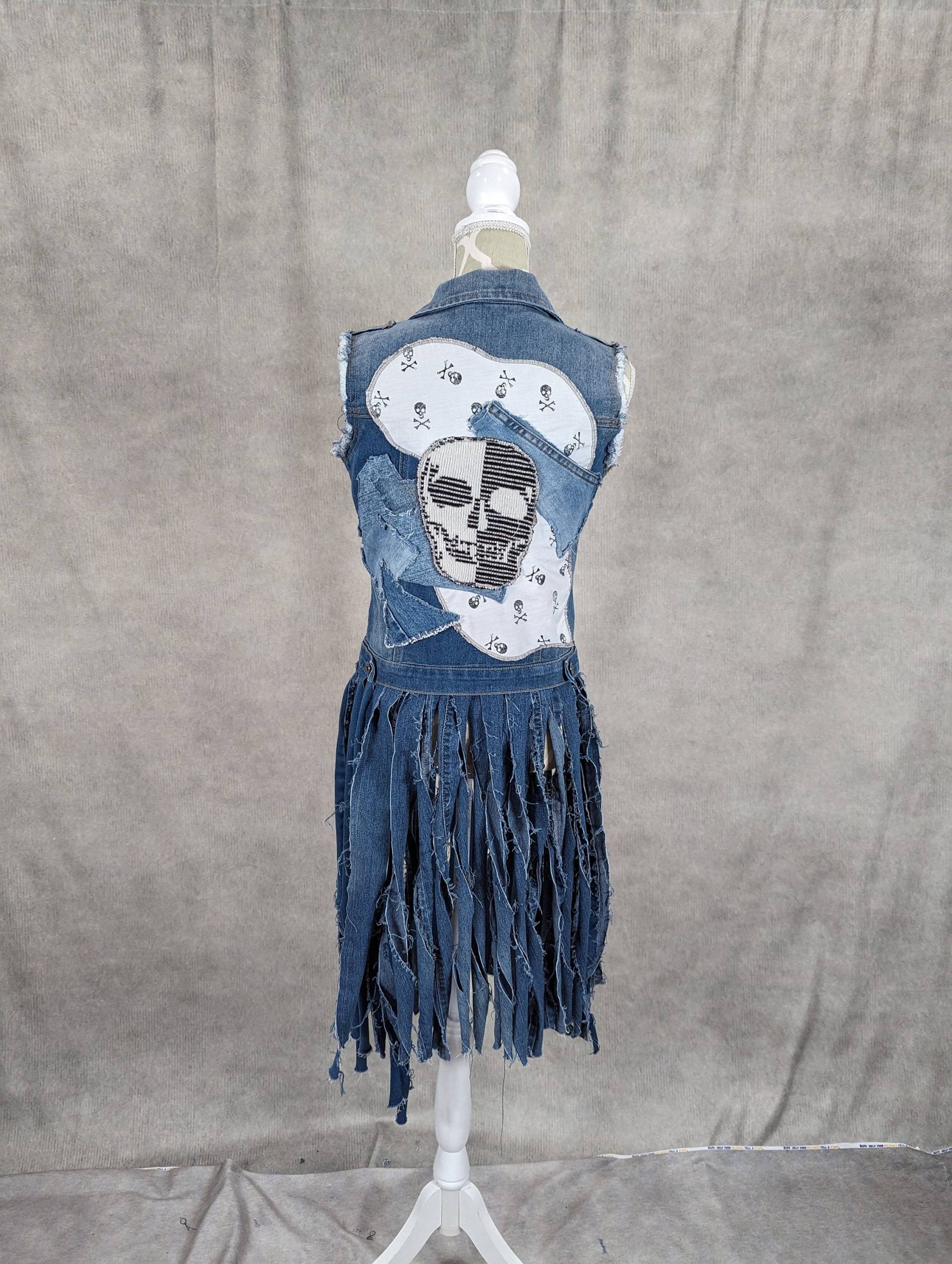Upcycled Lange Fransen Saum Schädel-Denim-Weste-Large von PieceByPeaceCanadian