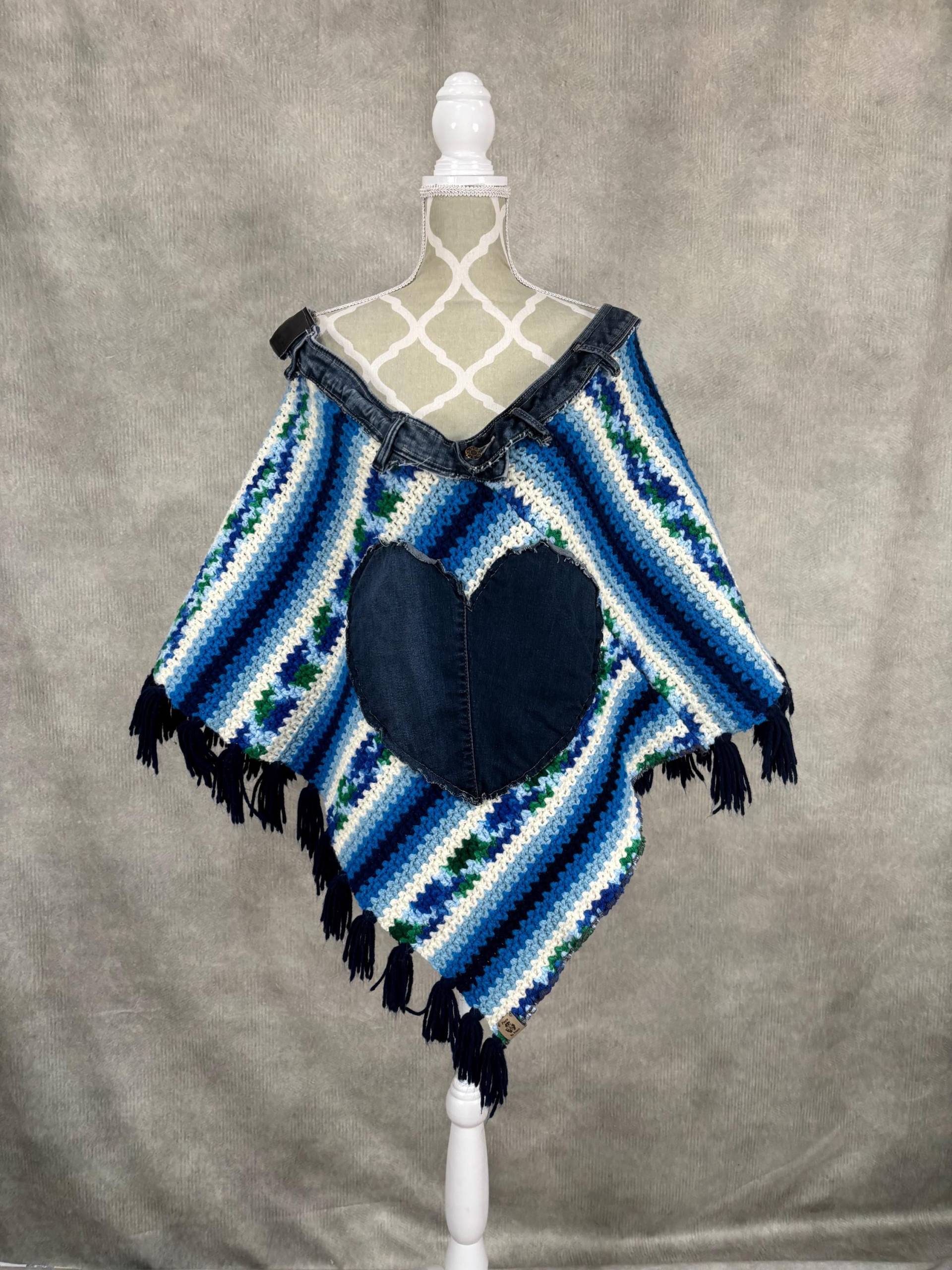 Upcycled Plus Size Damen Strickponcho-2x/3x Upcycled Plus Size Damen Strickponcho-2x/3x von PieceByPeaceCanadian