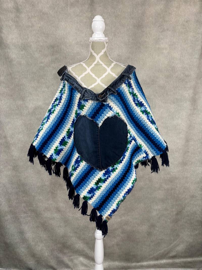 Upcycled Plus Size Damen Strickponcho-2x/3x Upcycled Plus Size Damen Strickponcho-2x/3x von PieceByPeaceCanadian