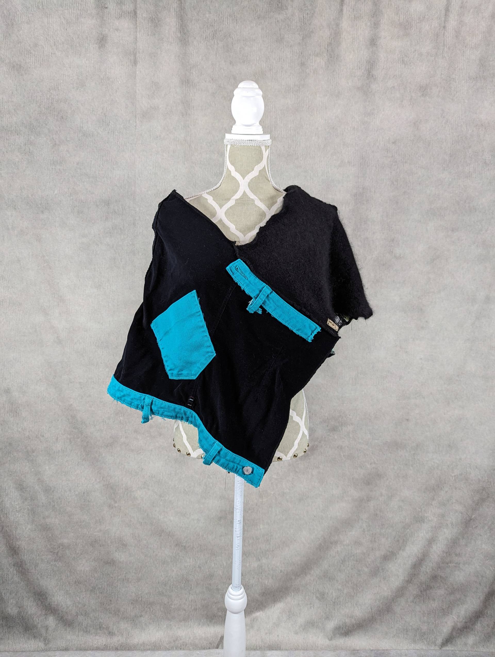 Upcycling Damen Poncho S-L Upcycling Damen Poncho S-L von PieceByPeaceCanadian