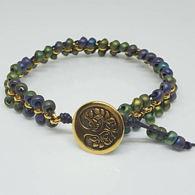 Miyuki Perlenarmband Grüne Traube, Vogelknopf, Lederwickel von PieceOfInspiration