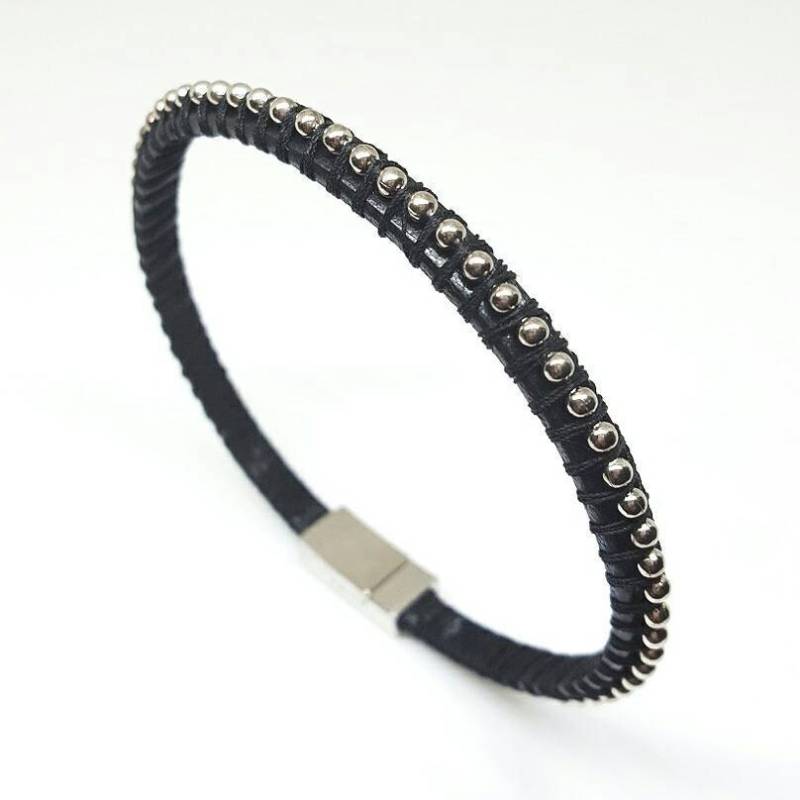 Schwarzes Lederarmband, Schlichte Silberkugelkette, Magnetverschluss von PieceOfInspiration