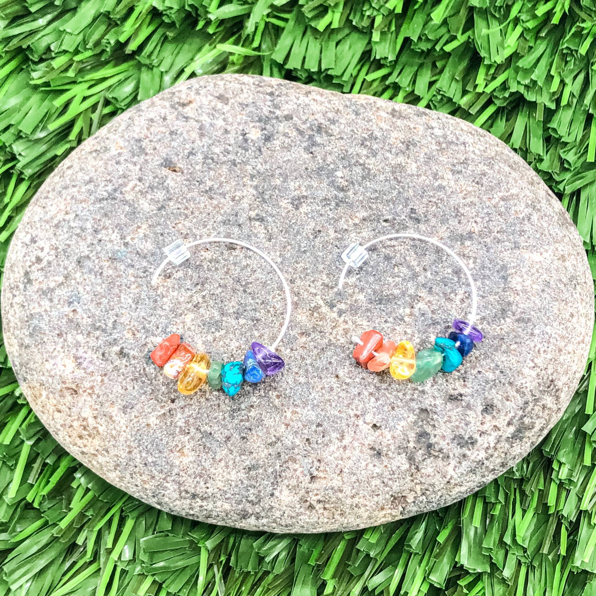 sterling Silber Chakra Ohrringe. Kugel End Hoop 7 Heilchakra Heilstein sterling Silber Chakra Ohrringe. Kugel End Hoop 7 Heilchakra Heilstein von PieceOfInspiration