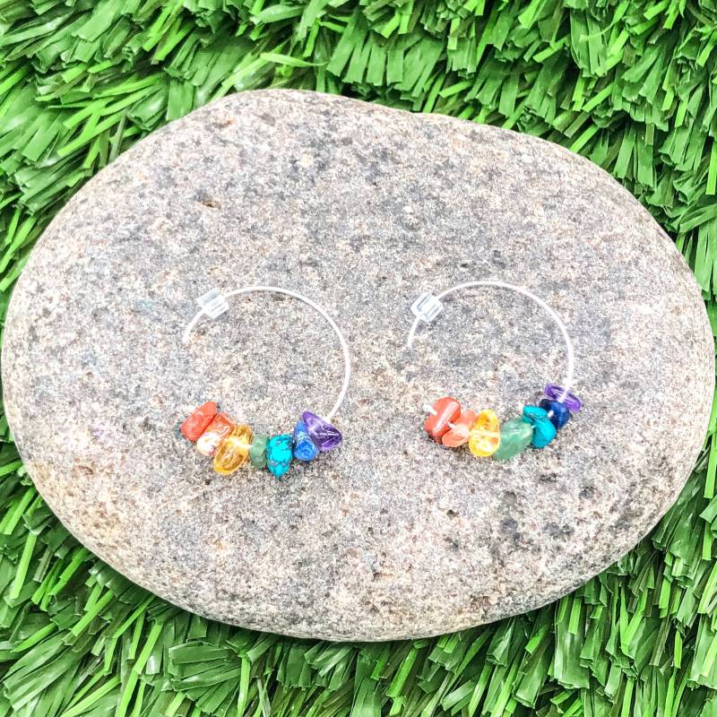 sterling Silber Chakra Ohrringe. Kugel End Hoop 7 Heilchakra Heilstein von PieceOfInspiration