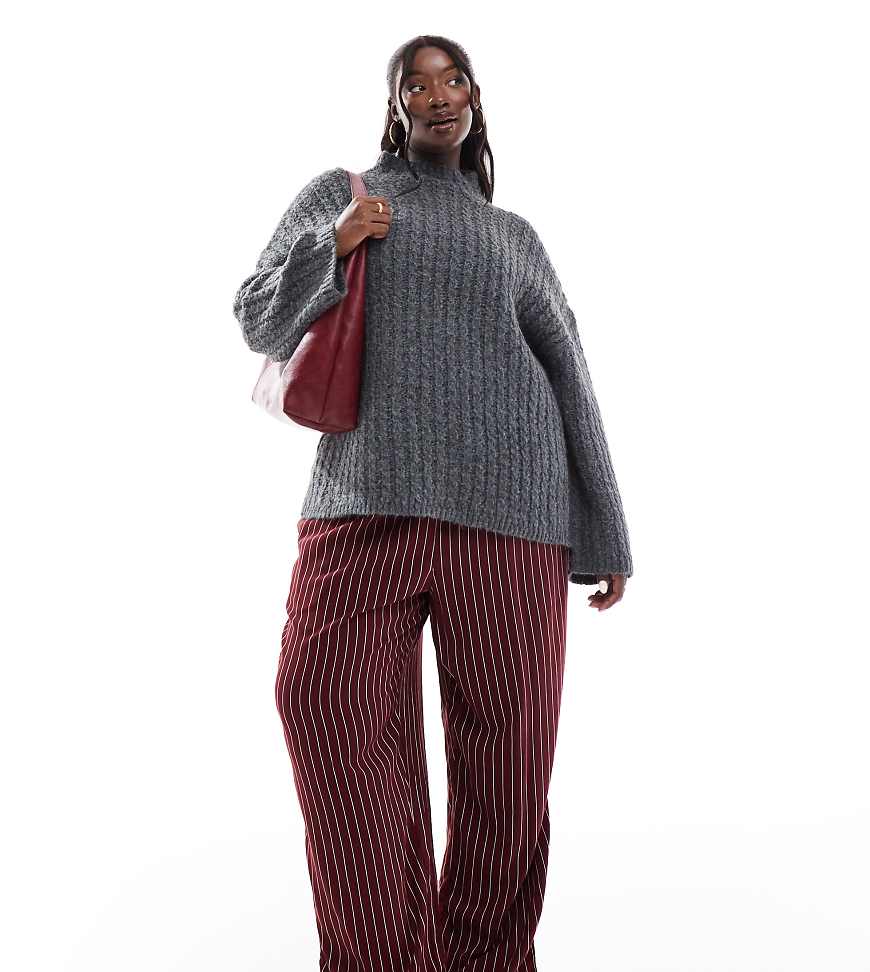Pieces Curve - Hochgeschlossener Longline-Pullover in Grau Pieces Curve - Hochgeschlossener Longline-Pullover in Grau von Pieces Plus