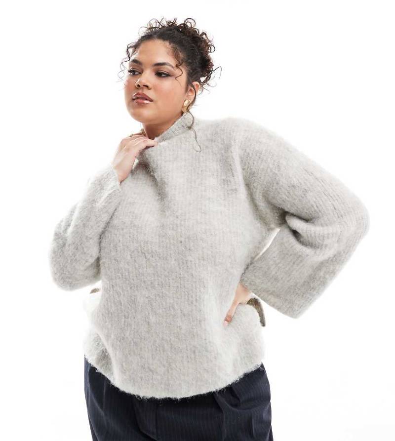 Pieces Curve - Hochwertiger Longline-Pullover aus flauschigem Strick in Hellgrau meliert mit breiten Bündchen von Pieces Plus