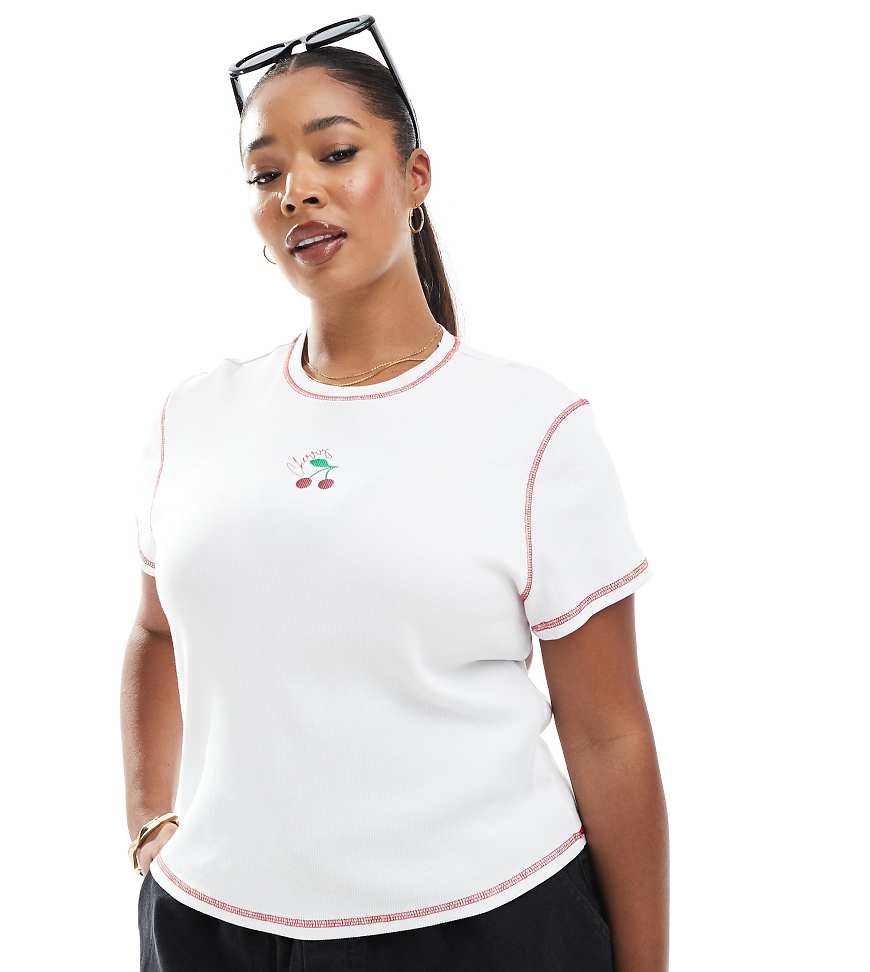 Pieces Curve - Knappes T-Shirt in Weiß mit aufgestickter Kirschgrafik von Pieces Plus