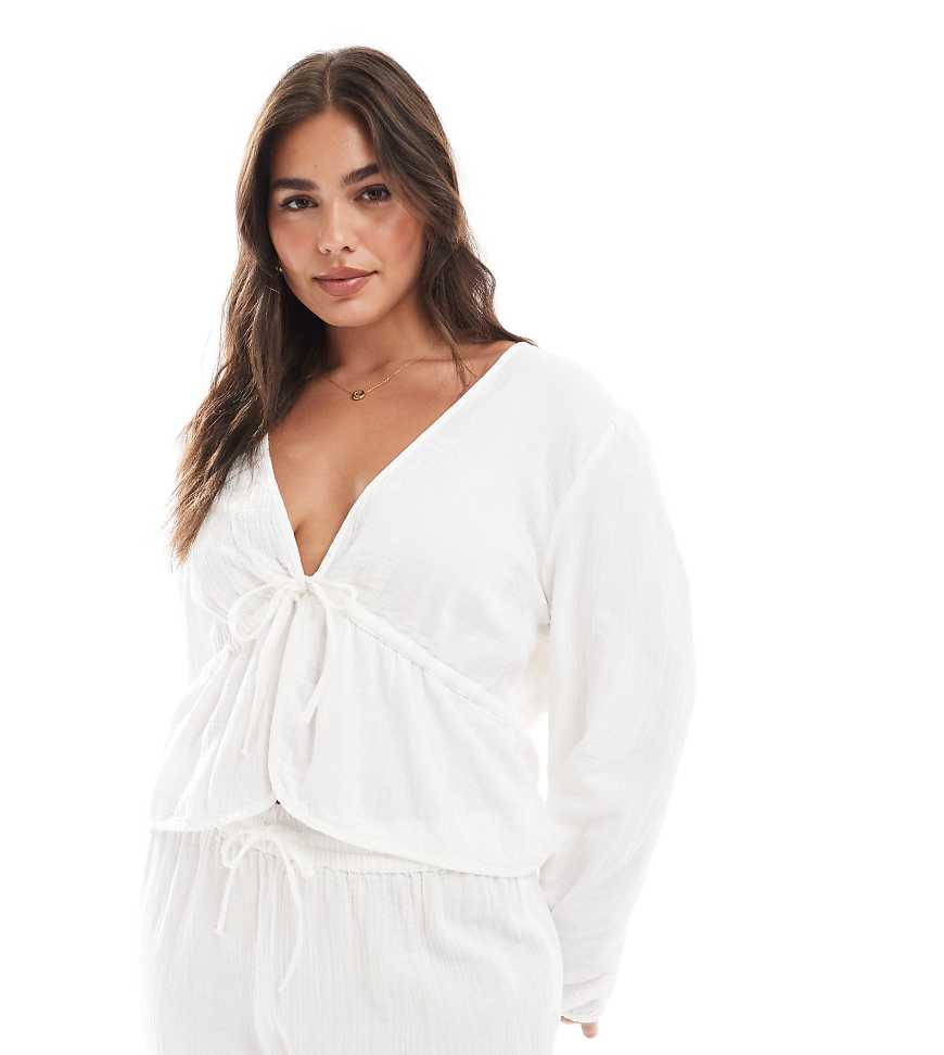 Pieces Curve - Kurz geschnittene Bluse aus gekräuselter Baumwolle in Wolkenweiß mit gebundener Vorderseite, Kombiteil Pieces Curve - Kurz geschnittene Bluse aus gekräuselter Baumwolle in Wolkenweiß mit gebundener Vorderseite, Kombiteil von Pieces Plus