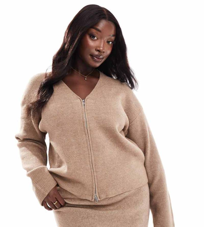 Pieces Curve - Strickjacke in Taupe mit V-Ausschnitt-Neutral von Pieces Plus