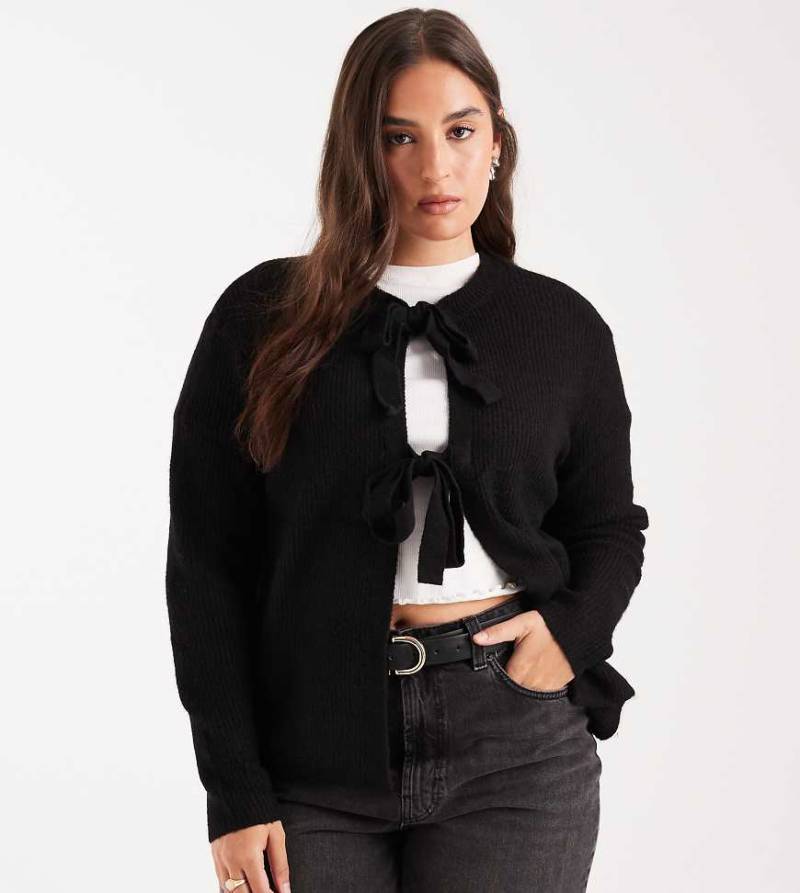 Pieces Curve - Wendbare Strickjacke in Schwarz mit gebundener Vorderseite von Pieces Plus