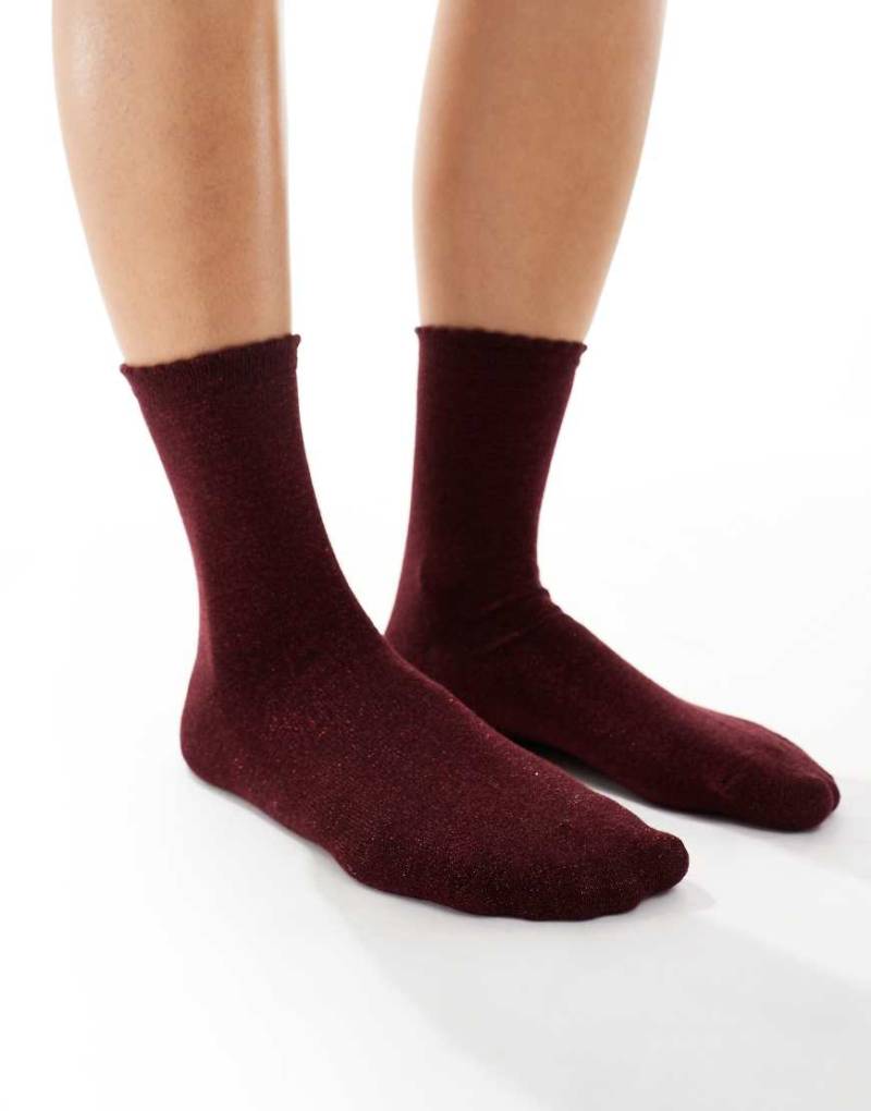 PIECES - Glitzernde Socken in Burgunderrot von Pieces