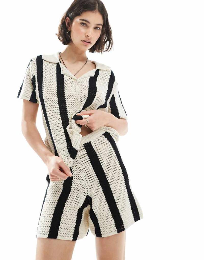 PIECES - Shorts aus Häkelstrick in Schwarz und Weiß gestreift, Kombiteil-Bunt von Pieces