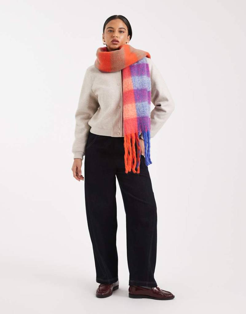 PIECES - Superweicher Fransenschal in Orange mit Karomuster von Pieces