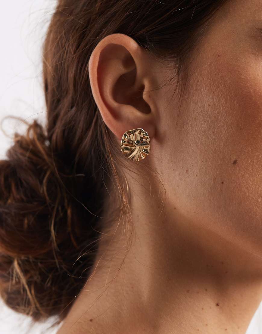 PIECES - Unregelmäßige Ohrstecker in Goldoptik mit geschmolzener Optik-Goldfarben von Pieces