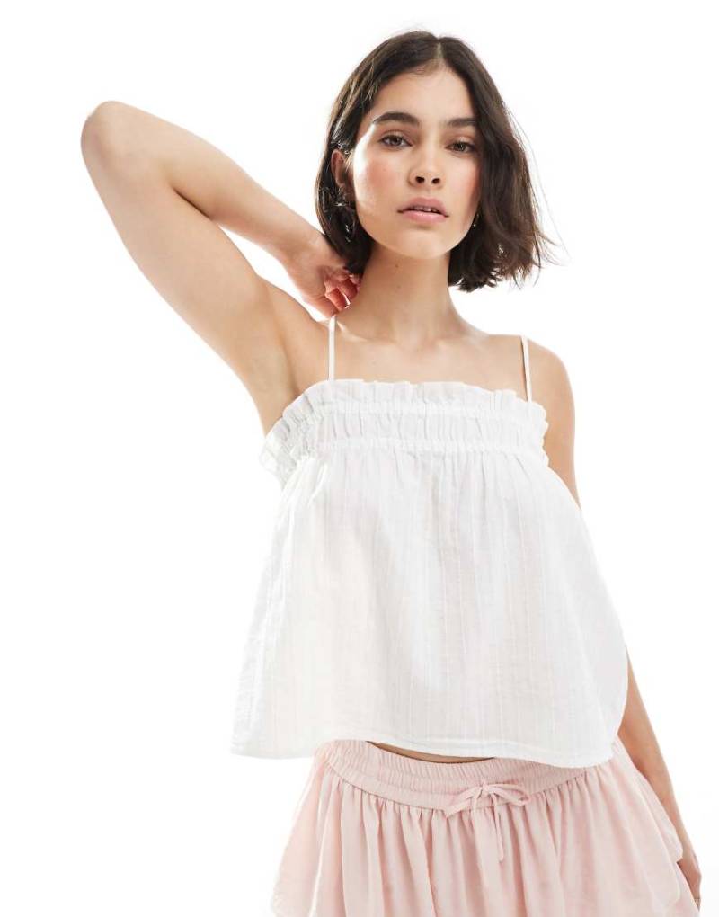 PIECES - Weich fallendes Camisole-Oberteil in Weiß mit gesmokten Details von Pieces