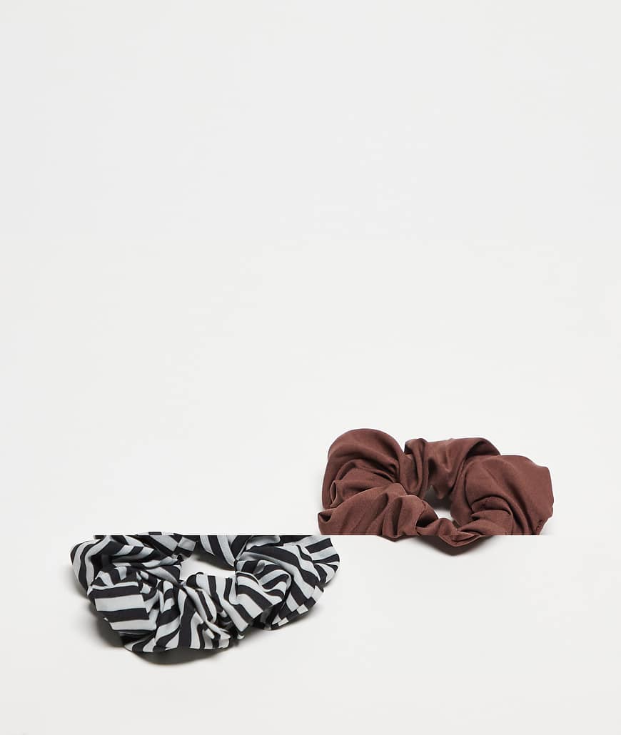 Pieces - 2er-Pack große Scrunchie-Haargummis in Schokobraun und in gestreiftem Schwarz-Weiß-Bunt Pieces - 2er-Pack große Scrunchie-Haargummis in Schokobraun und in gestreiftem Schwarz-Weiß-Bunt von Pieces