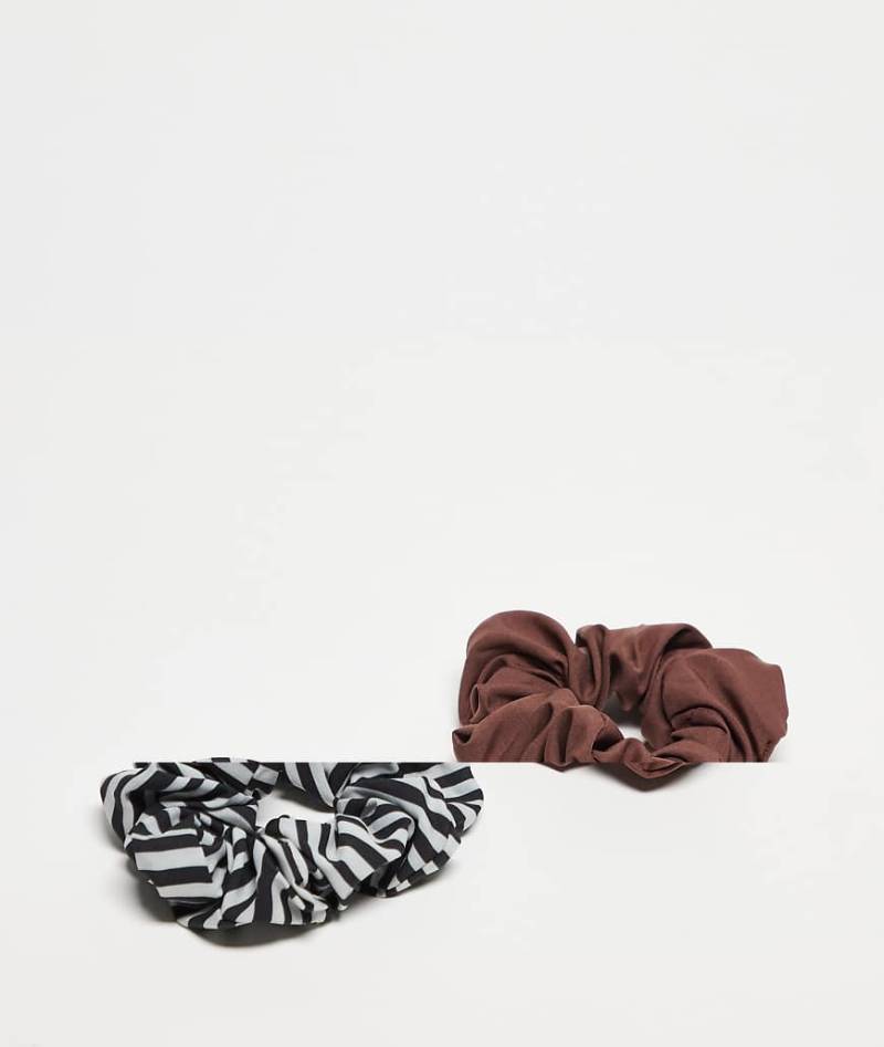 Pieces - 2er-Pack große Scrunchie-Haargummis in Schokobraun und in gestreiftem Schwarz-Weiß-Bunt von Pieces