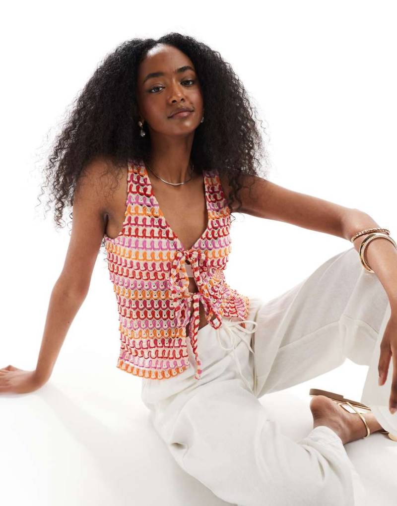 Pieces - Ärmelloses Häkeloberteil in Rot und Orange gestreift mit Bindeband vorne von Pieces