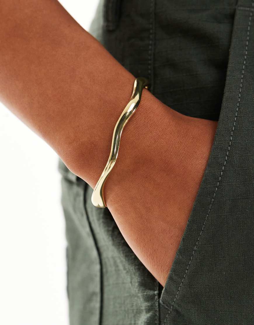 Pieces - Armreif aus Metall in geschmolzener Gold-Optik-Goldfarben von Pieces