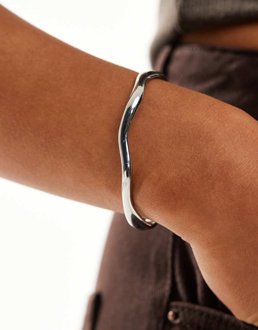 Pieces - Armreif aus Metall in geschmolzener Silberoptik von Pieces