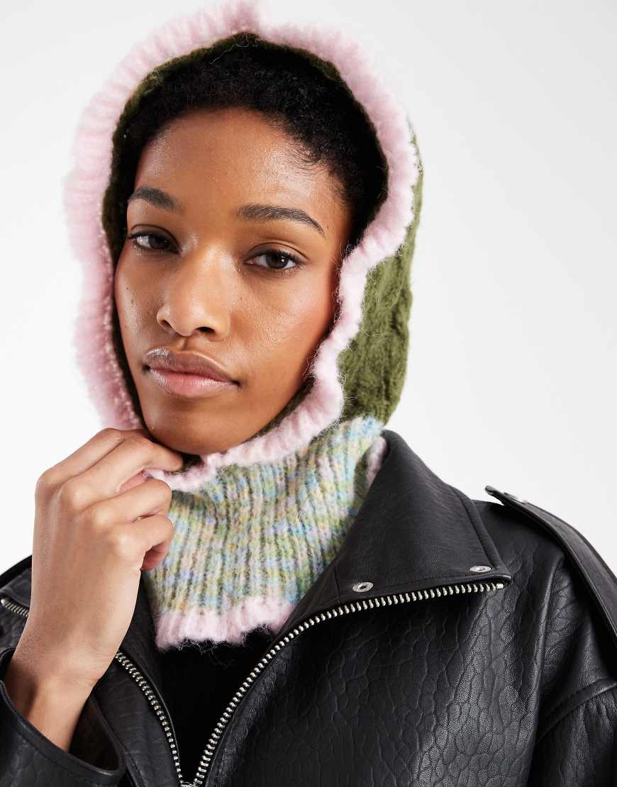 Pieces - Balaklava aus Strick in Khaki mit Zopfmuster und Rüschenbesatz-Grün von Pieces