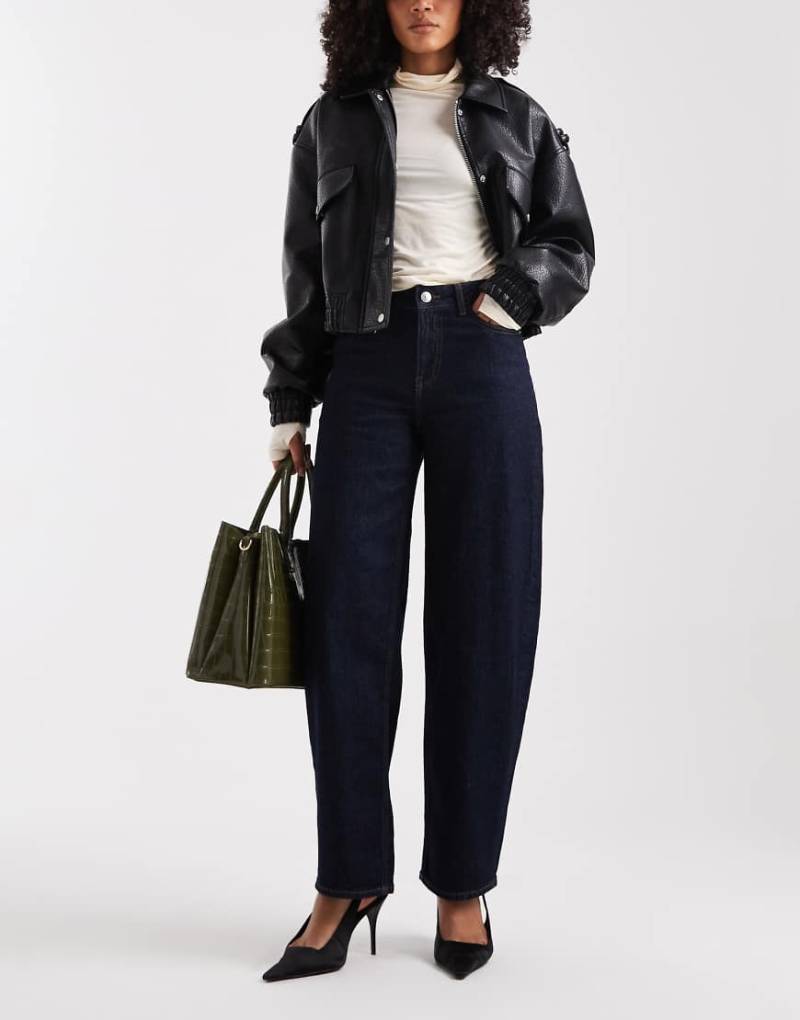 Pieces - Barrel-Jeans in dunklem Indigoblau-Marineblau von Pieces