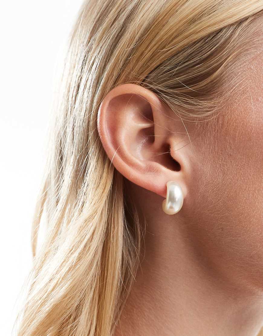 Pieces - Bauchige Creolen in weißer Perlenoptik von Pieces