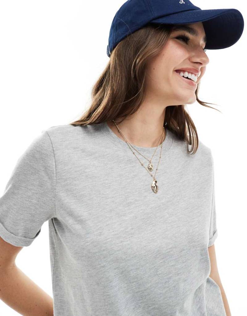 Pieces - Baumwoll-T-Shirt in Grau mit umgeschlagenen Ärmeln von Pieces