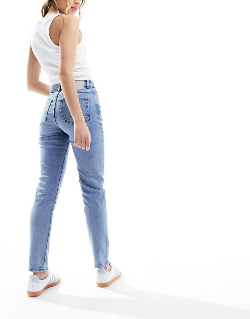 Pieces - Bella - Knöchellange, schmal zulaufende Jeans in Hellblau mit hohem Bund von Pieces