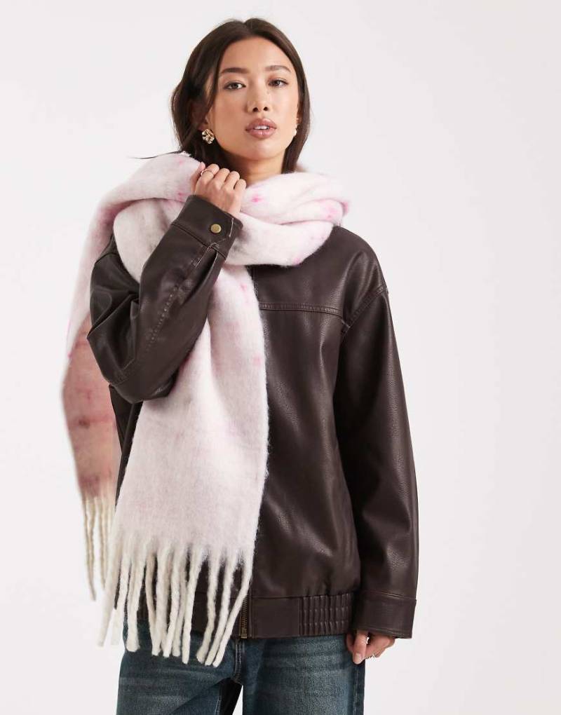 Pieces - Besonders weicher Schal in Rosa mit Punkten und Fransen von Pieces