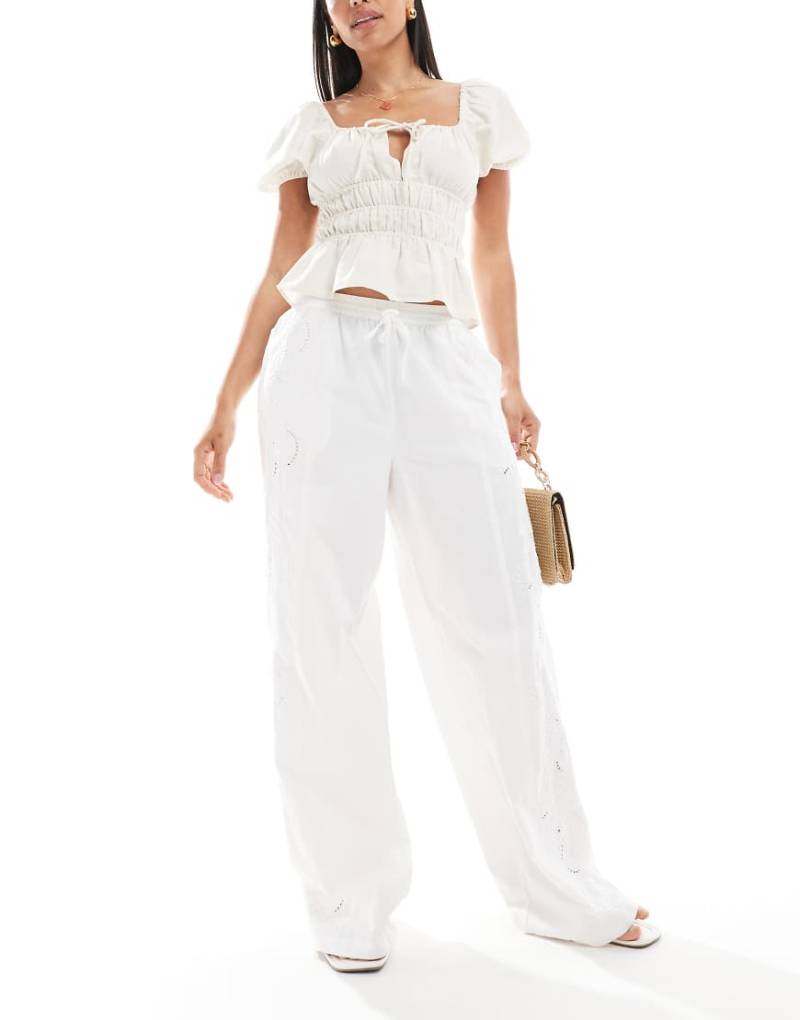 Pieces - Bestickte Hose in Weiß mit weitem Bein von Pieces