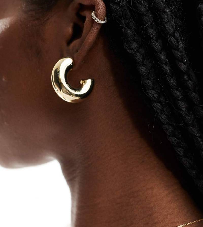 Pieces - Breite Creolen in Goldoptik-Goldfarben von Pieces