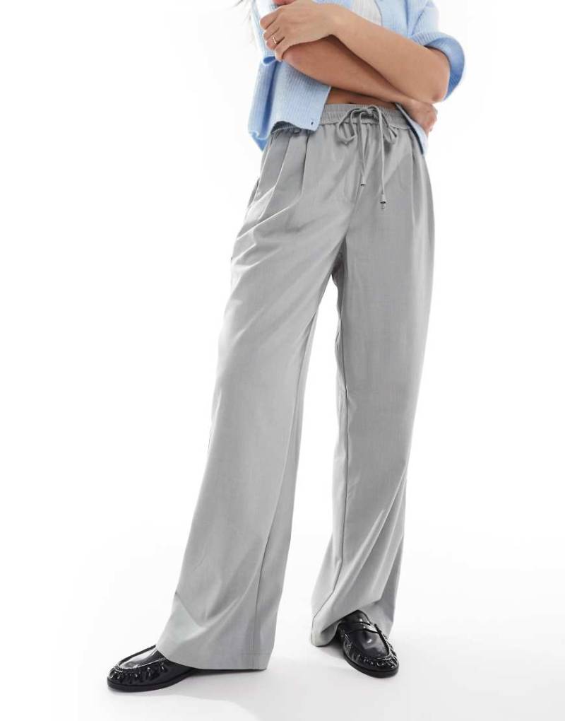 Pieces - Dad-Hose aus weich fallendem Stoff in grau meliert mit hohem Bund und weitem Bein von Pieces