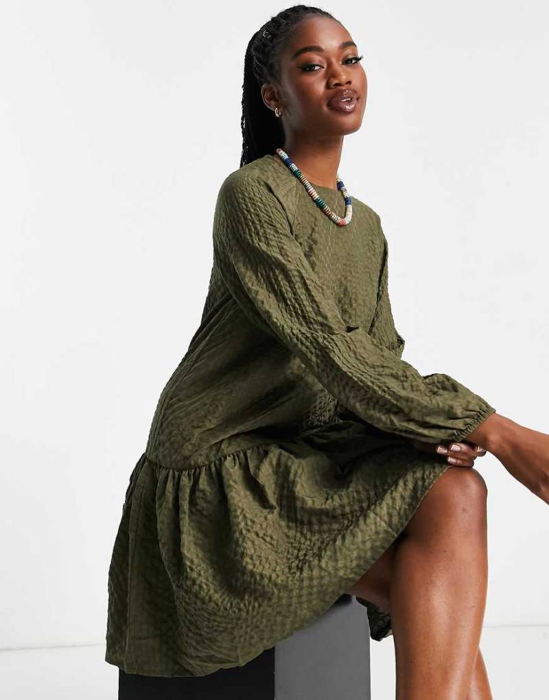 Pieces - Darala - Mini-Hängerkleid mit abfallendem Saum in Khaki-Grün von Pieces
