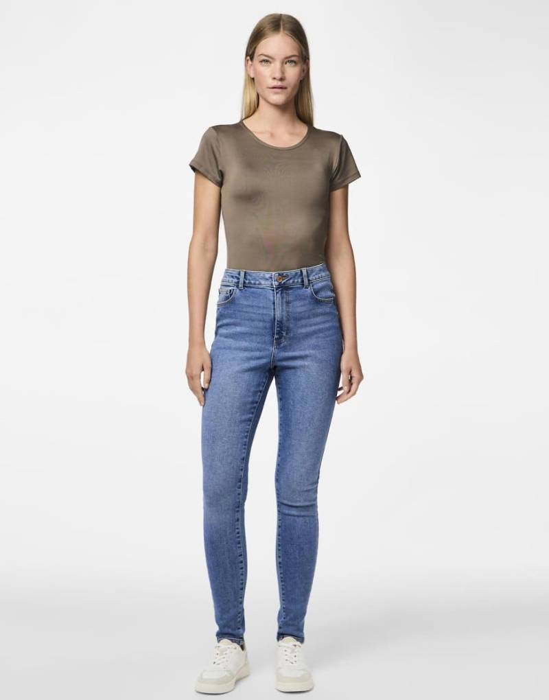 Pieces - Denim-Jeans mit engem Schnitt in Mittelblau von Pieces