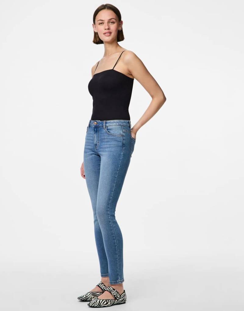 Pieces - Denim-Jeans mit engem Schnitt in Mittelblau von Pieces