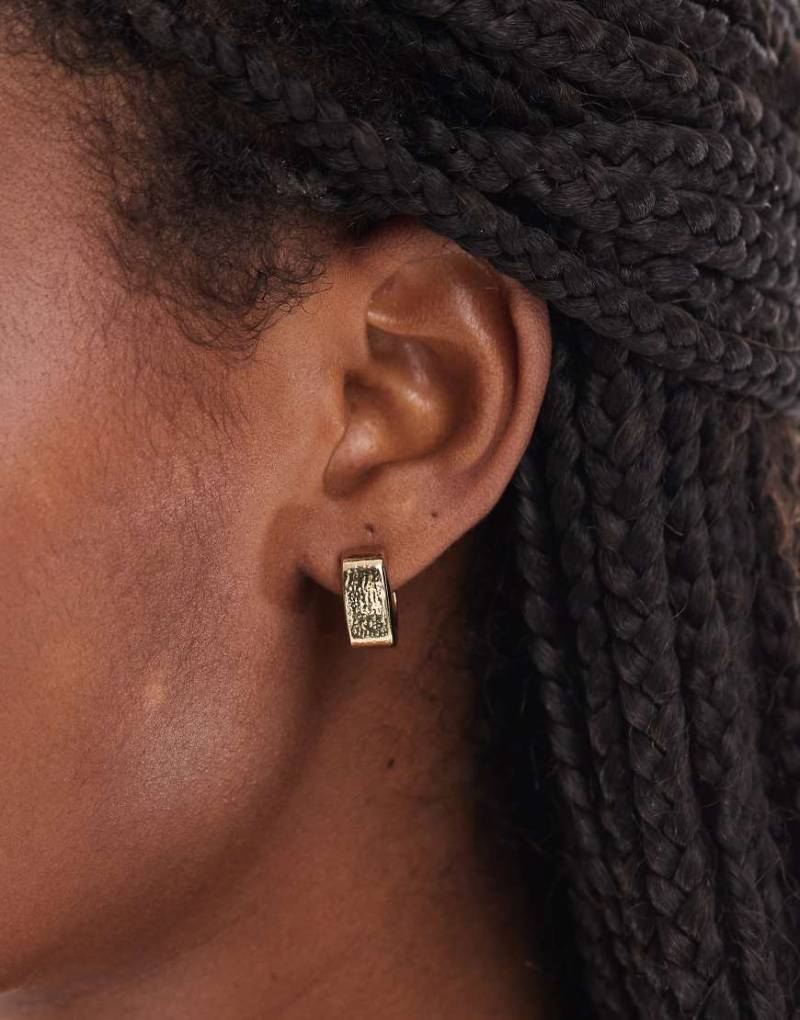 Pieces - Eckige Creolen in Goldoptik mit gehämmertem Design-Goldfarben von Pieces