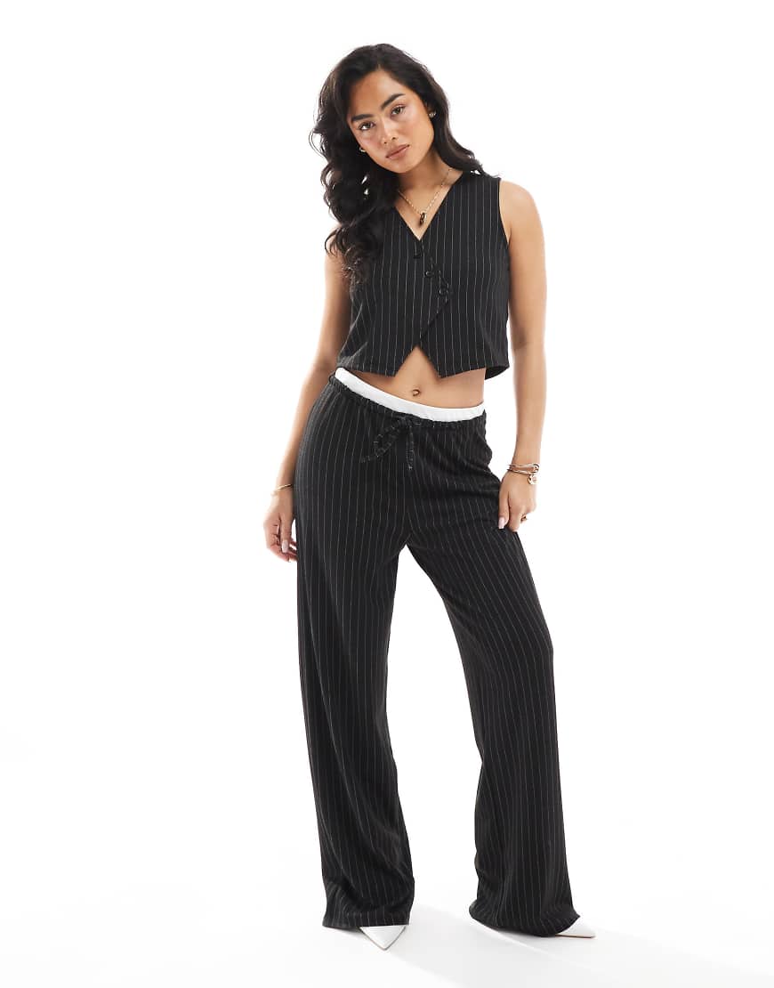 Pieces - Elegante Hose in Schwarz mit doppeltem Bund, weitem Bein und Nadelstreifen, Kombiteil von Pieces