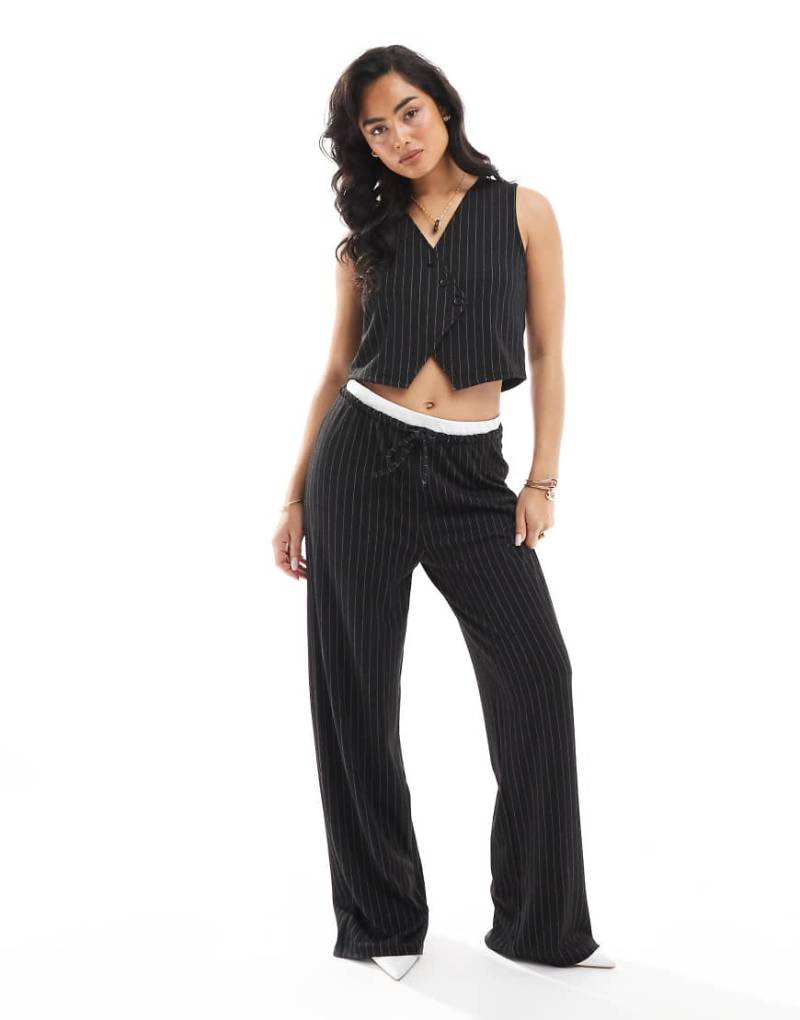 Pieces - Elegante Hose in Schwarz mit doppeltem Bund, weitem Bein und Nadelstreifen, Kombiteil von Pieces