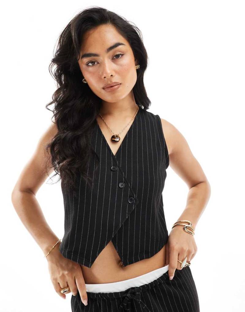 Pieces - Elegante Weste in Schwarz mit asymmetrischer Knopfleiste und Nadelstreifen, Kombiteil von Pieces