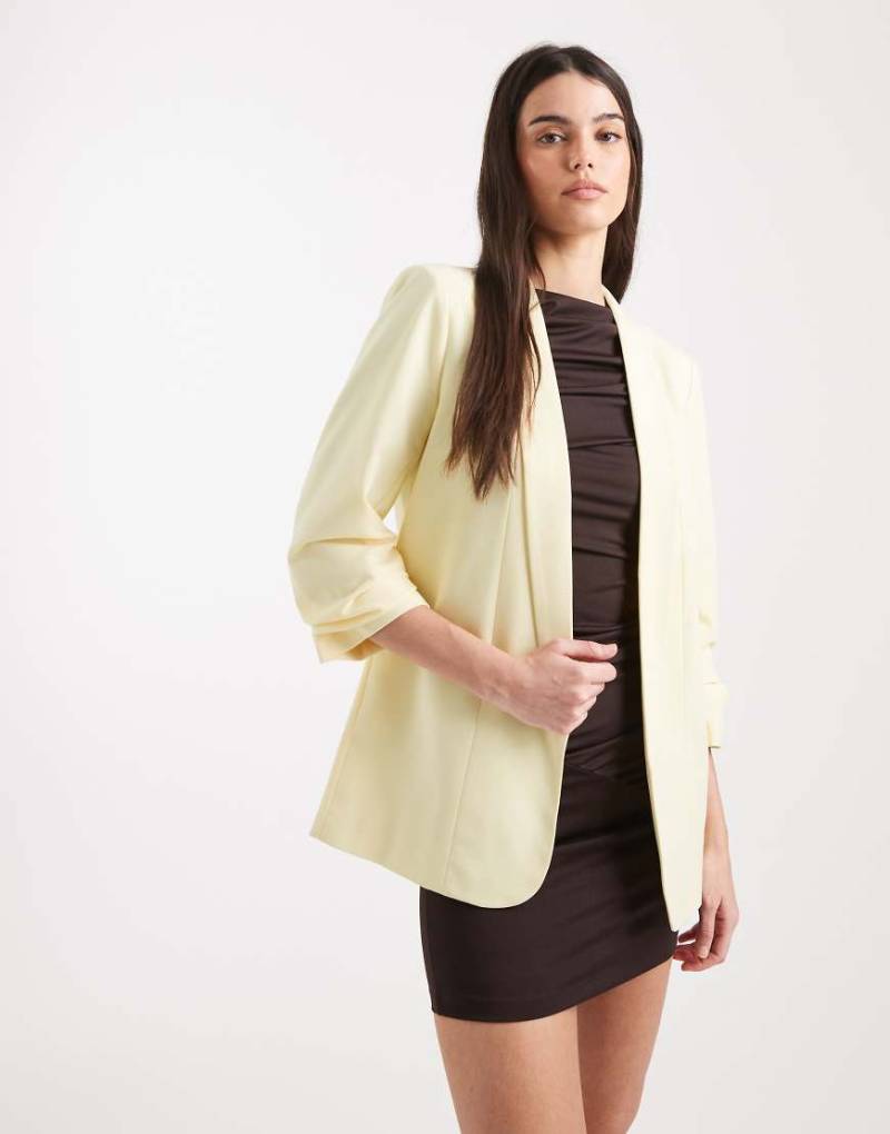 Pieces - Eleganter Blazer in Blassgelb mit gerafften Ärmeln von Pieces