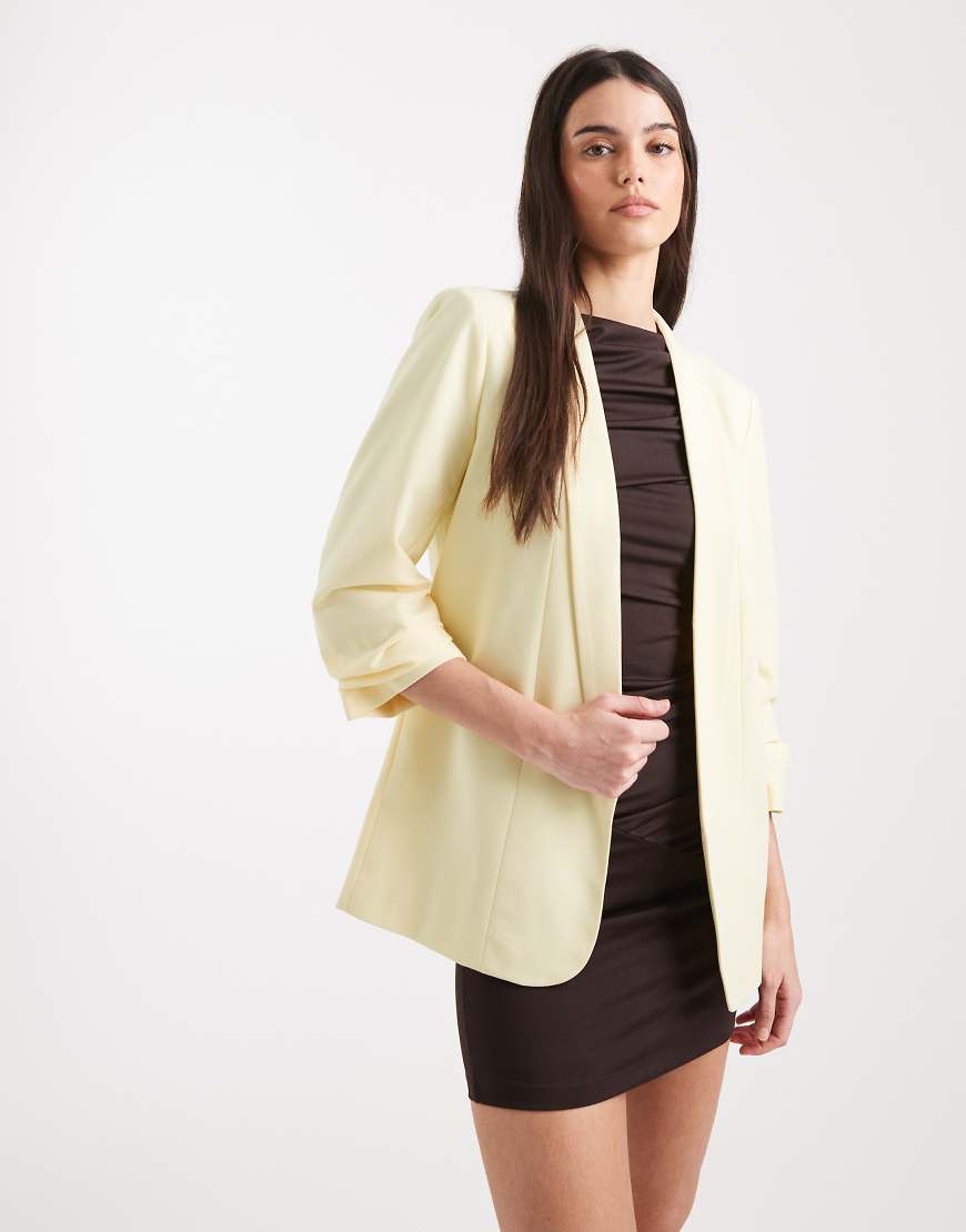 Pieces - Eleganter Blazer in Blassgelb mit gerafften Ärmeln von Pieces