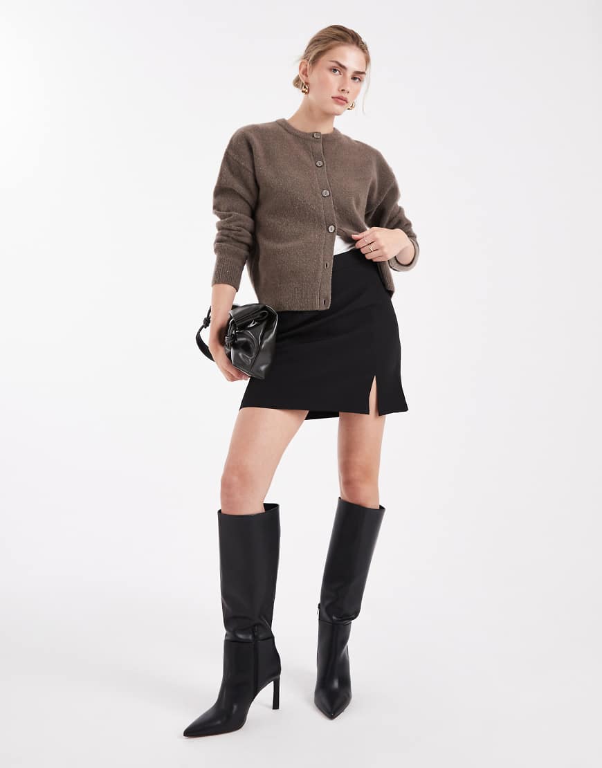 Pieces - Eleganter Minirock in Schwarz mit Einkerbung auf der Vorderseite von Pieces