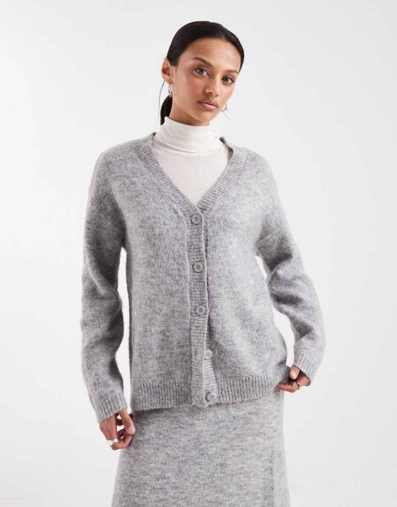 Pieces - Flauschige, lockere Strickjacke in meliertem Mittelgrau mit V-Ausschnitt, Kombiteil von Pieces