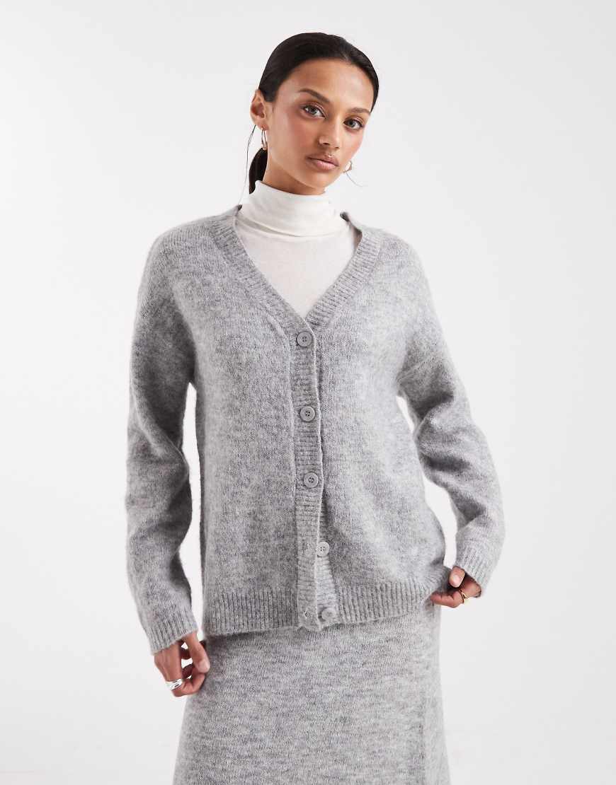 Pieces - Flauschige, lockere Strickjacke in meliertem Mittelgrau mit V-Ausschnitt, Kombiteil von Pieces