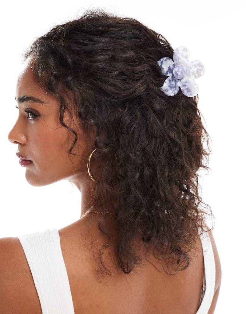 Pieces - Gänseblümchen-Haarklammer in Blau mit Marmor-Effekt von Pieces