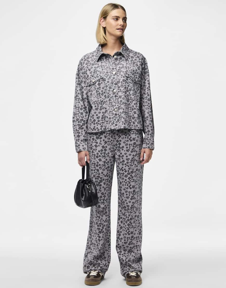 Pieces - Gerade geschnittene Jeans in ultimativem Grau Pieces - Gerade geschnittene Jeans in ultimativem Grau von Pieces