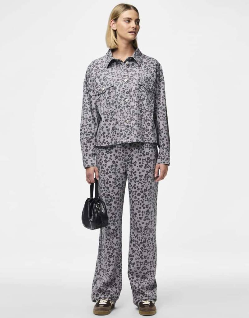 Pieces - Gerade geschnittene Jeans in ultimativem Grau von Pieces