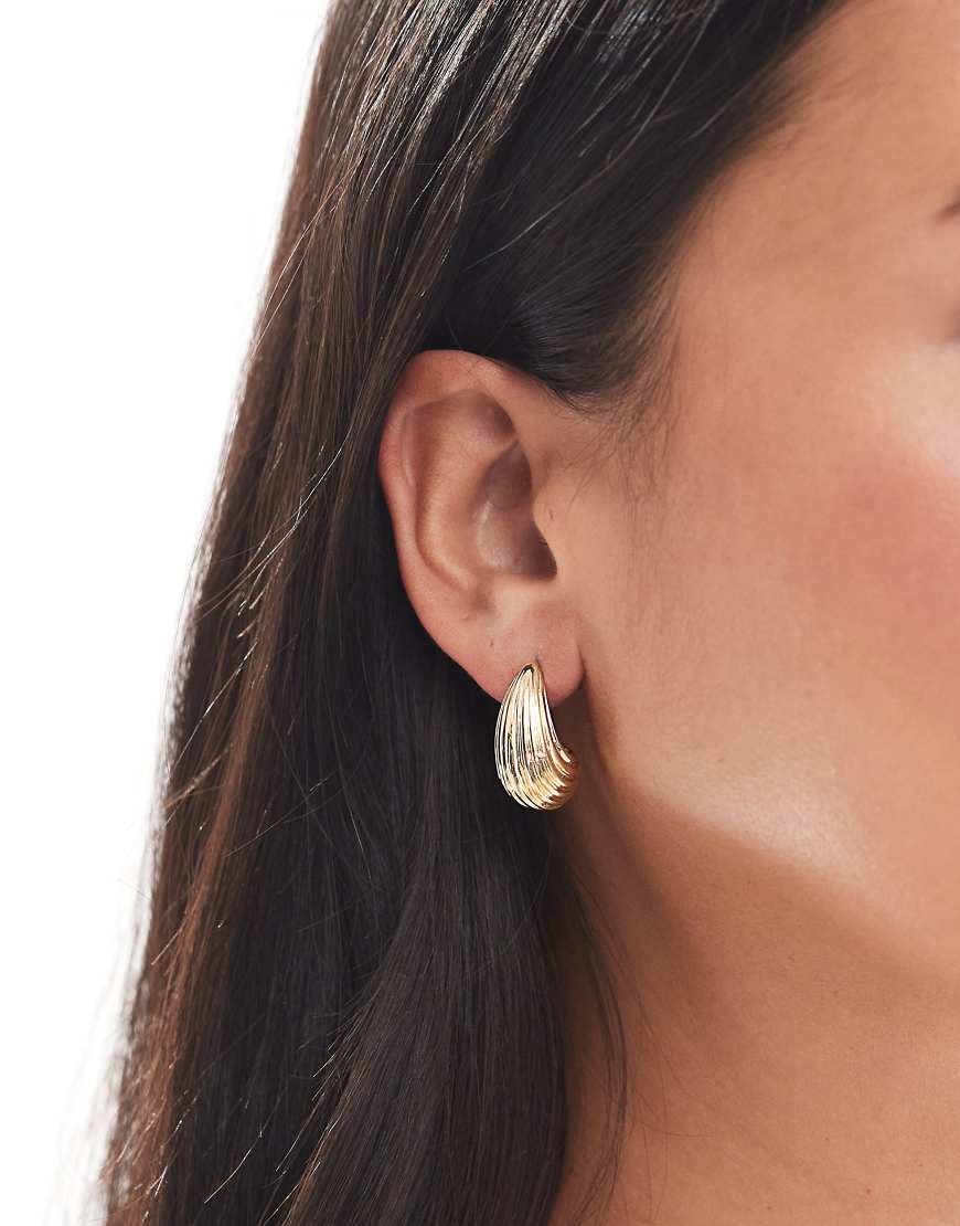 Pieces - Gerippte, tropfenförmige Creolen in Goldoptik-Goldfarben von Pieces